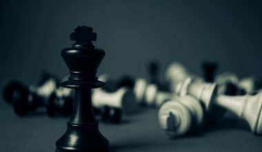 小7手游RPG角色扮演游戏战斗场景，主角与怪物激烈对战，画面色彩鲜艳特效丰富